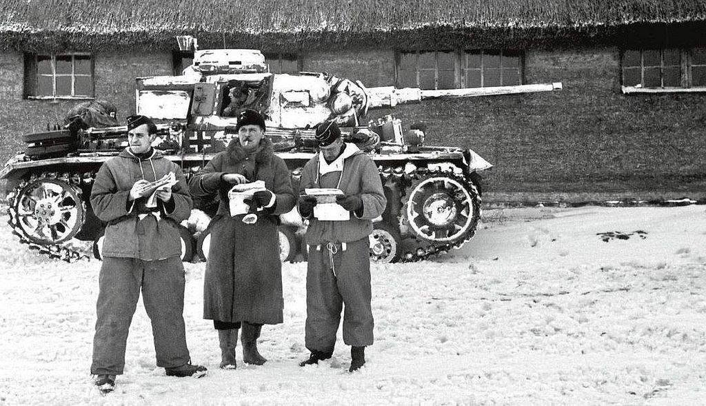 Pz.Bef.Wg. III Ausf.K (Fgst.Nr.70202) OST Pz.Gren.Div.GD Nr.01 {003}{a} Hyacinth Graf Strachwitz.jpg